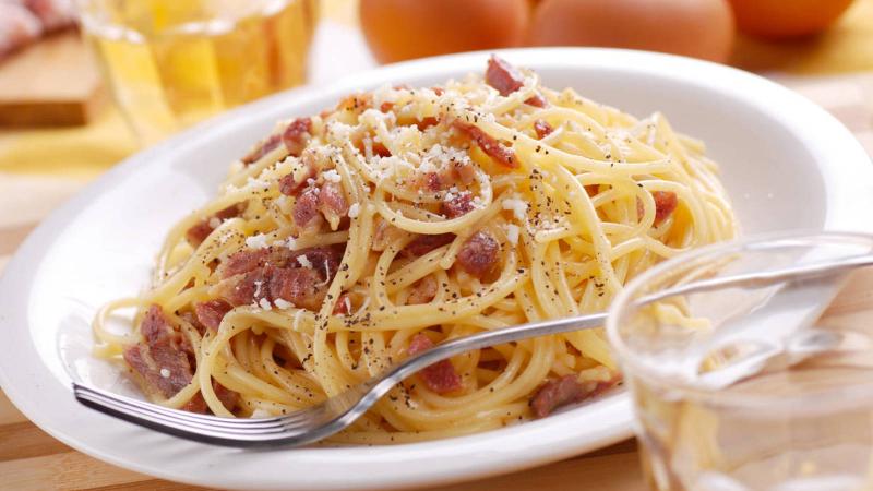 Receta de Carbonara: Deliciosa pasta italiana con salsa cremosa y pecorino rallado